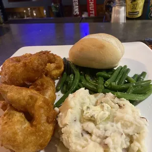 Shrimp, green beans and mashed potatoes