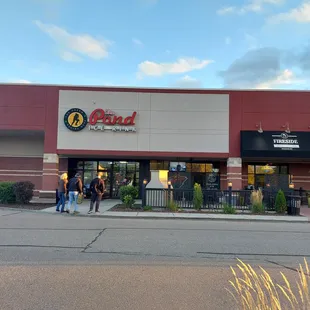 the outside of a restaurant