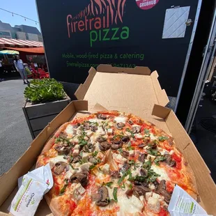 Large 14&quot; Margherita Pizza with chicken and mushroom