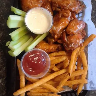 chicken wings and fried chicken, food, chicken, bbq chicken, bbq wings, fried chicken wings, poultry, chicken wings, fried chicken