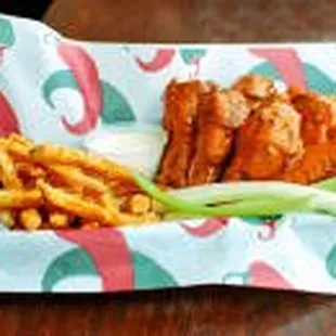 chicken wings and fried chicken, food, fried chicken wings, fried chicken, chicken wings, poultry, bbq wings, bbq chicken, chicken