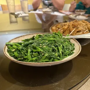 Snow pea leaves with garlic