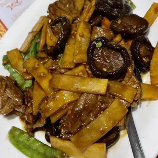 Beef with Black Mushroom, Snow Pea, & Bamboo Shoot