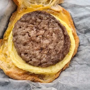 a cheeseburger sandwich