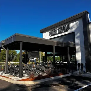 the outside of a restaurant