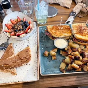 Chia seed pudding and sandwich