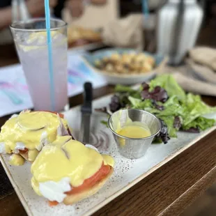 Smoked salmon eggs Benedict