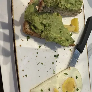 Avocado toast so much avocado and it's soooo good !