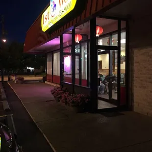 the front of a restaurant at night