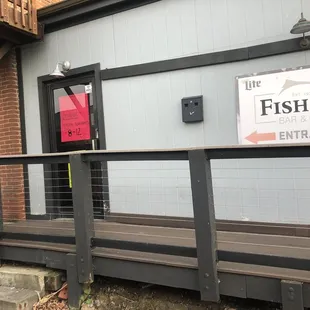 Side entrance for takeout