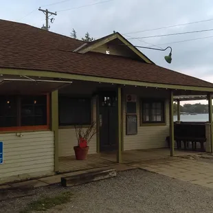 Outside view of the restaurant.