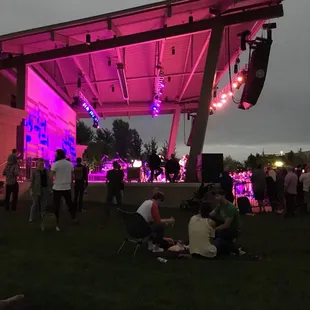 Easy viewing from sidestage