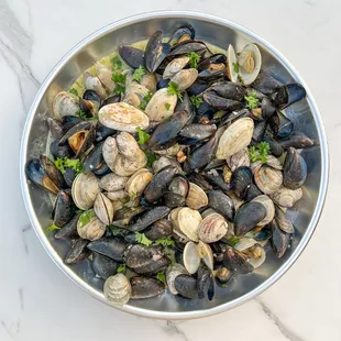 Clams and mussels in white wine garlic sauce