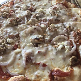 Delicious chicken ranch pizza