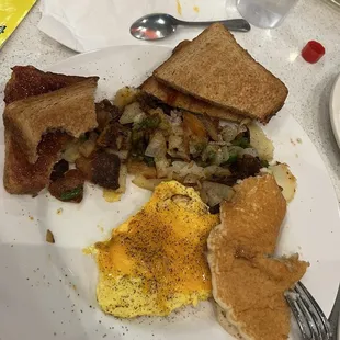 a plate of breakfast food