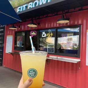 Sparkling lemonade with mango