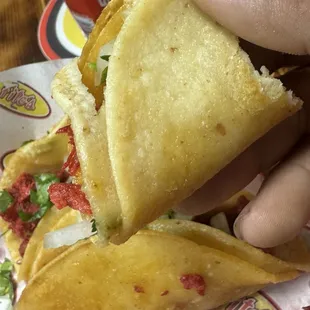 De primera la tortilla esta cruda. Y el Trompo esta seco.   Uncooked tortilla, dry meat