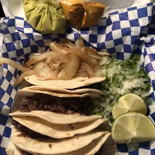 Tacos de barbacoa para llevar. Salsa en bolsas es nuevo.