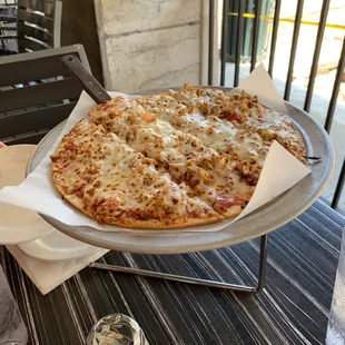 Look at that PIZZA!  It&apos;s the Club, yum-nun!