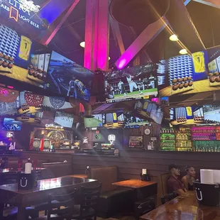 ton of tv&apos;s!