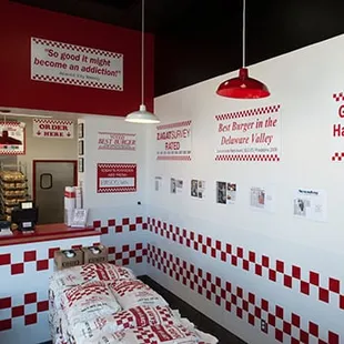 the interior of a fast food restaurant