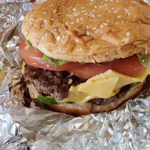 Cheeseburger w/ lettuce, tomatoe, jalepeno, ketchup and mustard