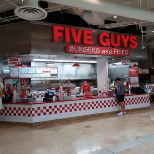 the inside of a fast food restaurant