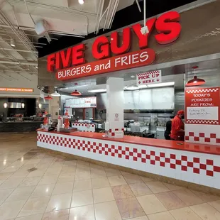 the inside of a fast food restaurant