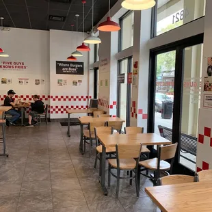 the inside of a fast food restaurant