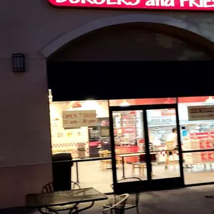 FIVE GUYS at night.. the Y isn't lit up