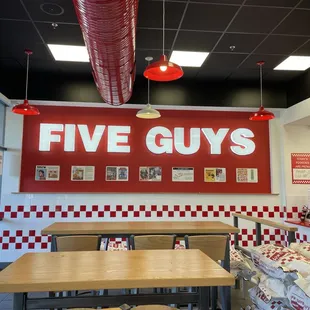 the interior of a fast food restaurant