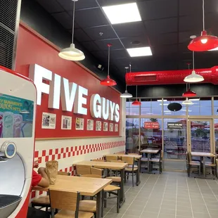 the inside of a fast food restaurant