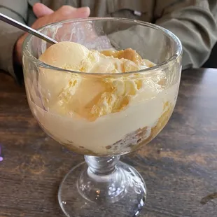 Peach cobbler with ice cream