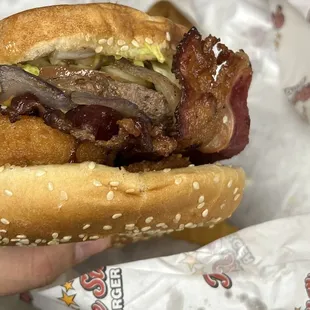 Western bacon burger w/ grilled onions