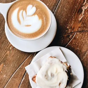 Mocha + cinnamon roll | (ig: @alisa.eats.food) |