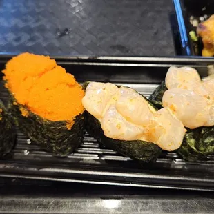 Masago &amp; spicy Scallop nigiri