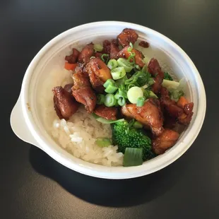 Chicken special with white rice and vegetables.