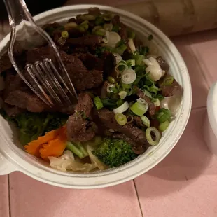 This is supposed to be a steak bowl with white rice only. Not a speck of rice in sight and way too much cabbage.