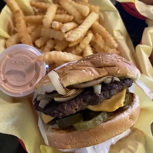 Jalapeño cheeseburger w/fries. IG: @mylifeaskat_