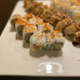 Alaska roll (salmon, cucumber, avocado).  good!