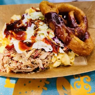 MacNCheese pulled pork with onion rings
