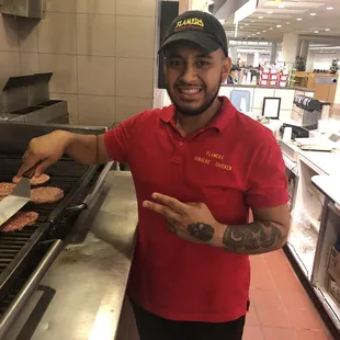 Cocinero de ""Flamers Burger "cocinando y atendiendo a todos los clientes