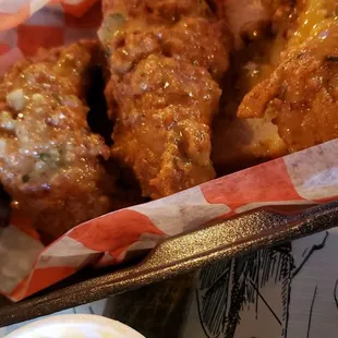 Garlic parm tenders with mac and cheese