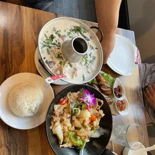 Tom kha. Pas kee mao. Lao sausage