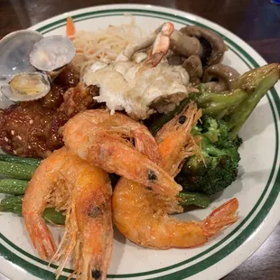 Deep fried shrimp, broccoli, green beans, sesame chicken, clams, crab, mushrooms