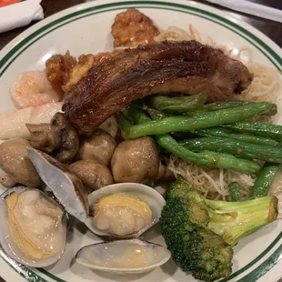 Clams, broccoli, mushrooms, green beans, rib, shrimp, sesame chicken, rice noodles