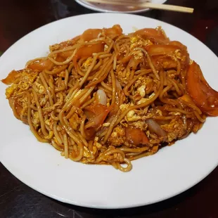 Noodles with egg and tomatoes