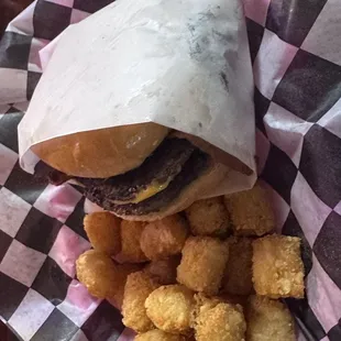 Fresh and hot Cheeseburger with tater tot&apos;s.