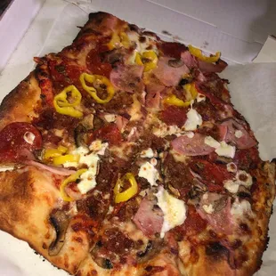 Fire pizza with banana peppers and 6 other toppings