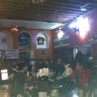 a crowd of people sitting at a bar
